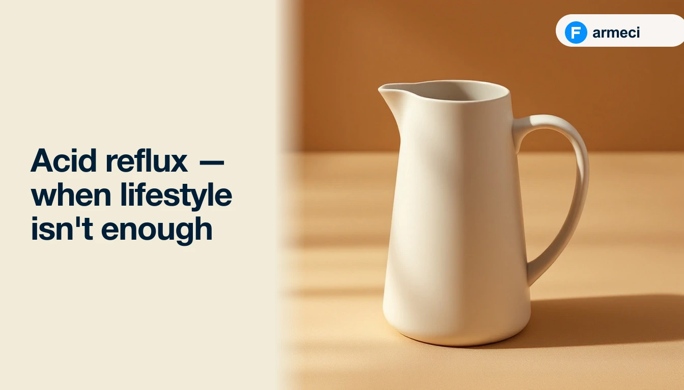 Editorial cover for Farmeci's guide on acid reflux: a single elegant tall matte-glazed ceramic pitcher on a polished warm sand-coloured surface, soft directional light, alongside the headline.